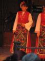 Bolgarska žena v folklorni opravi med plesom
