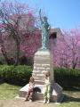 Austin - Nastja in Lucija pred pomanjšanim kipom svobode (NY)